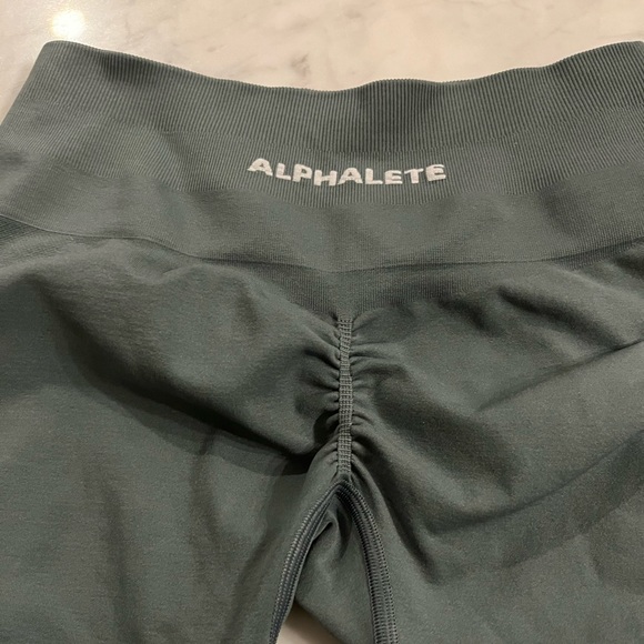 Alphalete Amplify Leggings in Charcoal - Picture 4 of 5